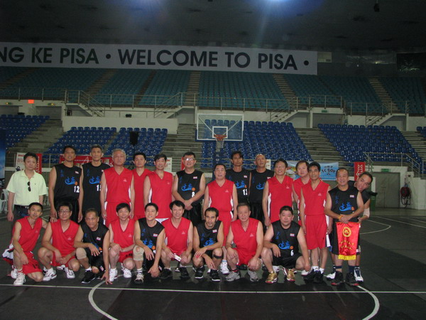 U8·电子(中国)官方网站教授篮球队身着红色球服