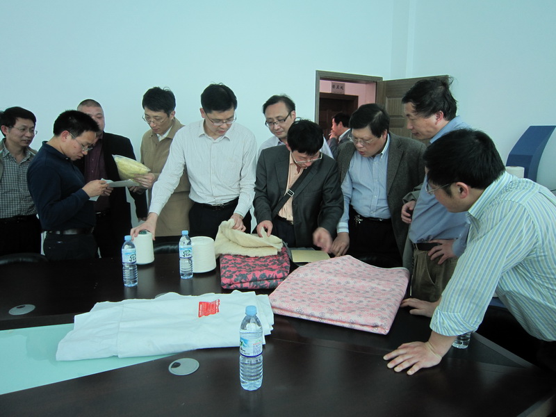 U8·电子(中国)官方网站教授参观对接企业