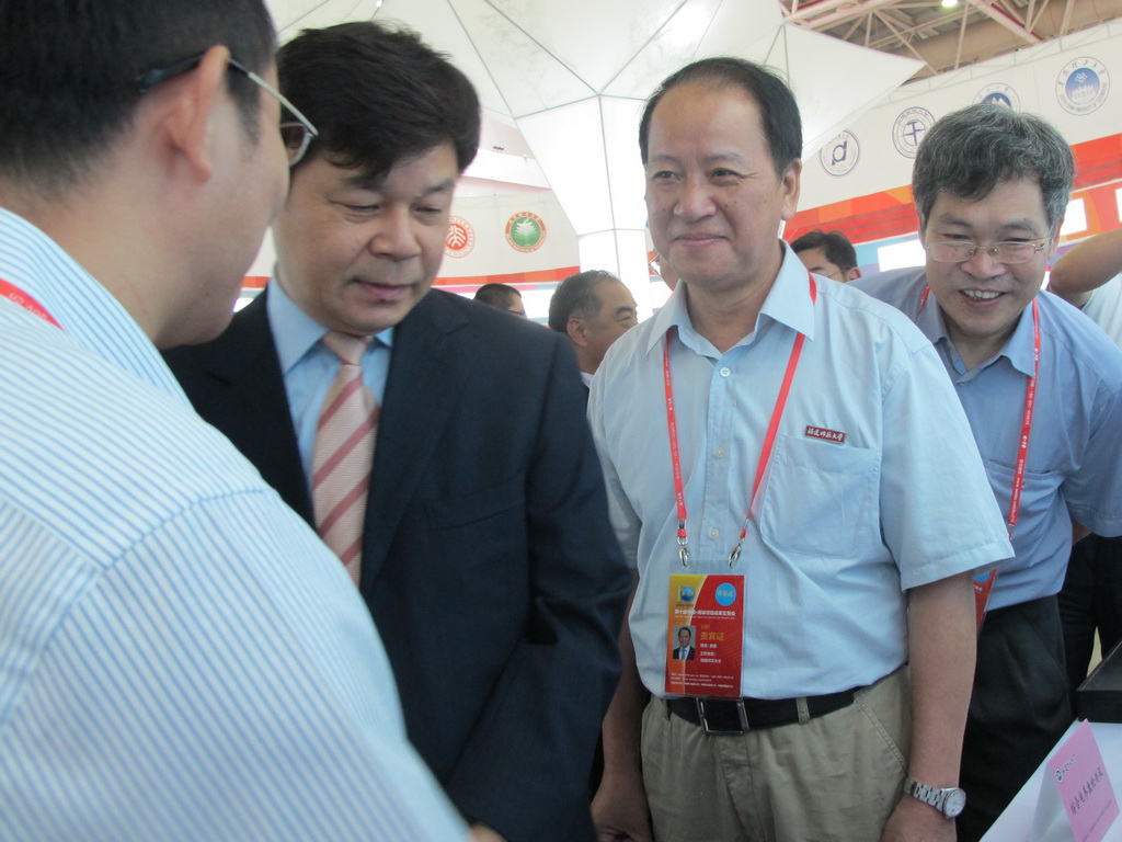 教育部杜占元副部长亲临U8·电子(中国)官方网站展位指导